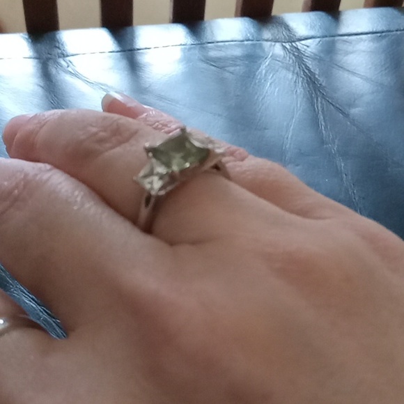 Princess cut 3 stone CZ and sterling ring - Picture 3 of 5